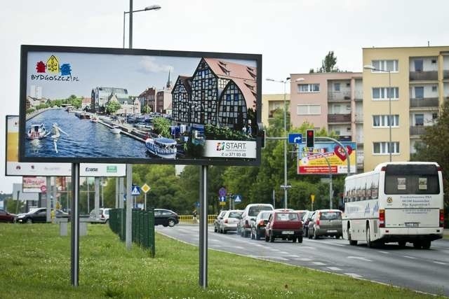 Za nowe nośniki reklamowe płacą firmy reklamowe, które następnie wynajmują tę przestrzeń.  Miasto jedynie zaprojektowało nowe stelaże. Tak, aby były jednolite