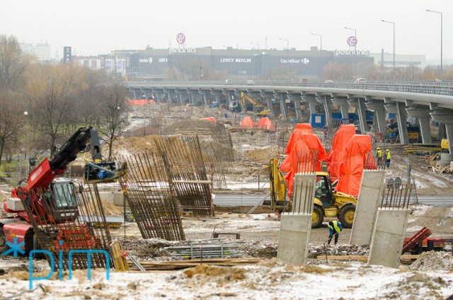 Trwa przebudowa ul. Krzywoustego w Poznaniu. W ramach inwestycji powstają: nowa estakada katowicka oraz wiadukt nad ulicami Chartowo-Żegrze. Roboty drogowe mają zakończyć się w listopadzie 2017 roku. Całość prac ma potrwać do lutego 2018 roku.