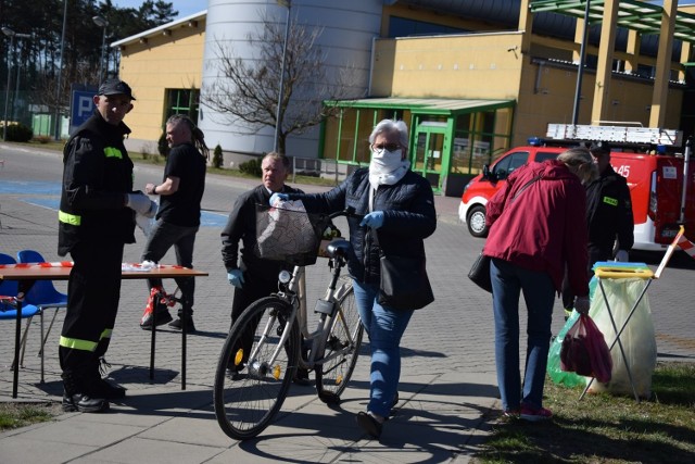 Od 20 kwietnia znów będzie możliwy handel na targowisku przy ulicy Krasickiego w Nowej Dębie. Zdecydowała o tym w porozumieniu z burmistrzem zarządzająca placem targowym Powszechna Spółdzielnia Spożywców "Społem". W ten i zeszły piątek z inicjatywy władz miasta zielony rynek odbył się na parkingu przy pływalni.W najbliższy poniedziałek 20 kwietnia sprzedaż wraca na plac przy hali targowej. Asortyment, którym można handlować jest ograniczony do owoców, warzyw, materiału siewnego i sadzonek.Zarządca terenu zobowiązał sprzedających do posiadania rękawiczek, masek i płynu dezynfekującego, którego powinni używać po obsłudze każdego klienta. Towar może podawać tylko sprzedawca. Przy jednym miejscu handlowym mogą znajdować się maksymalnie cztery osoby, w odległości po dwa metry od siebie.W galerii zobacz, jak w piątek 10 kwietnia wyglądało handlowanie przy pływalni w Nowej Dębie.Na zdjęciu: Nowa Dęba. Tak w Wielki Piątek wyglądał handel na tymczasowym targowisku przy ulicy Kościuszki. Strażacy OSP przydzielali kupującym jednorazowe rękawiczki. Część klientów i sprzedawców miała na twarzach maseczki, chociaż nie było jeszcze obowiązku ich noszenia.