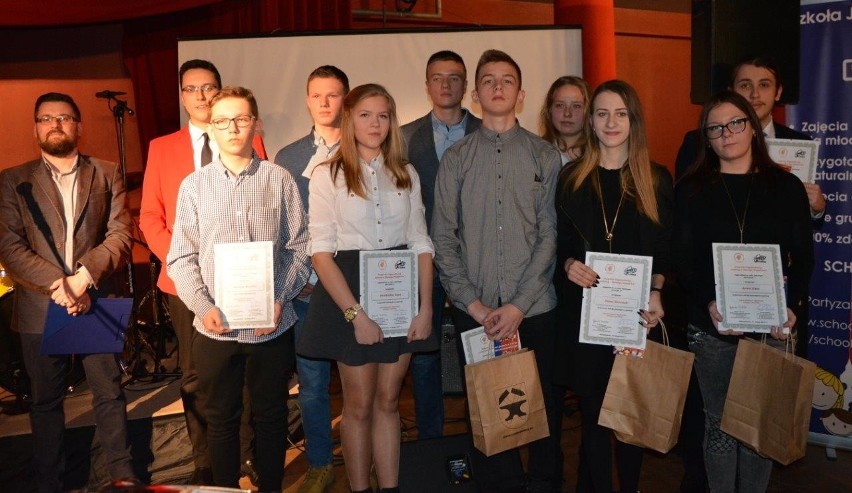12 młodych ludzi z powiatu starachowickiego otrzymało stypendia programu Liderzy z naszego podwórka