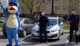 Niespodzianka policjantów z Żor dla 6-latka na kwarantannie. Oto, jak Sznupek zaśpiewał pod oknami "Sto lat"!