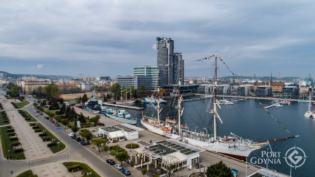 Statki i żaglowce w Porcie Gdynia oddały hołd marynarzom i dyspozytorom. 1.05.2020 r.