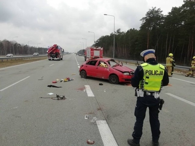 Śmiertelny wypadek na S8 w kierunku Wrocławia. Przy węźle Róża doszło do zderzenia dwóch pojazdów.