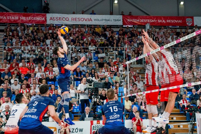 ZAKSA (na niebiesko) jest o krok do awans do finału PlusLigi. 