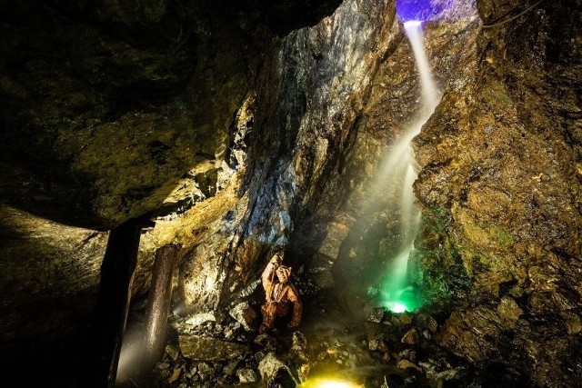 Znajduje się w kopalni w Złotym Stoku na jednej z turystycznych tras podziemnych. Spływa z wysokości 8 metrów i robi piorunujące wrażenie. Na miejscu można się przejechać "Pomarańczowym Pociągiem" lub skorzystać z mocy atrakcji dla najmłodszych, np. płukanie złota.