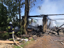 Pożar w Krasnym Folwarcznym pochłonął warsztat i samochody