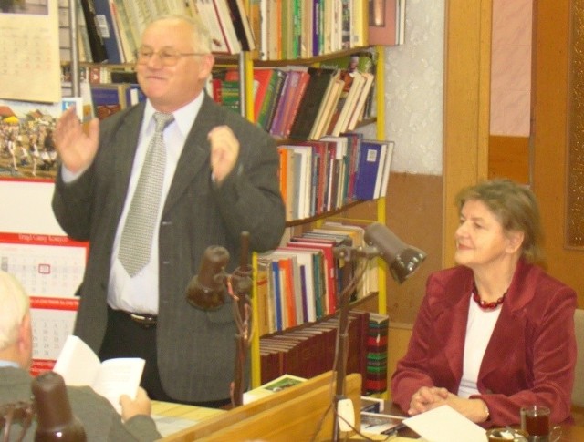 Ewę Owsiany powitał na spotkaniu autorskim w Kazimierzy dyrektor biblioteki Andrzej Bienias.