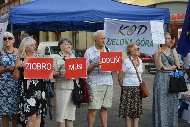 W środę, 28 sierpnia, odbyła się pikieta zorganizowana przez zielonogórski Komitet Obrony Demokracji. Uczestnicy domagali się ustąpienia Zbigniewa Ziobry ze stanowiska ministra sprawiedliwości. Ma to związek z ujawnieniem kampanii oczerniania i szkalowania sędziów krytycznych wobec poczynania rządu, którą kierował były wiceminister sprawiedliwości sędzia Łukasz Piebiak. Pikieta była także wyrazem solidarności z sędziami dotkniętymi hejtem. Zobacz wideo: Sędziowie domagają się dymisji Zbigniewa Ziobry w związku z aferą w ministerstwie sprawiedliwościwideo: TVN24