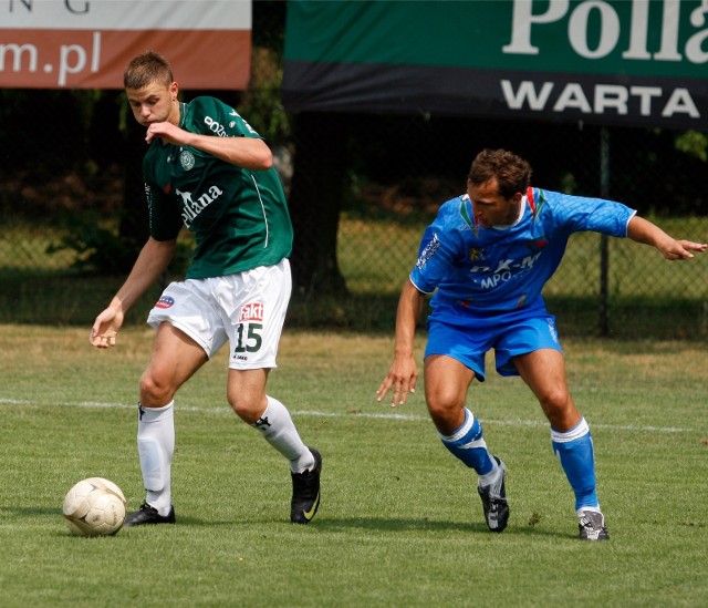 17.07.2010, Poznań: Łukasz Kominiak (z lewej) w meczu Warta - Miedź Legnica