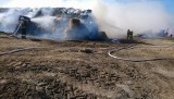 Pożar stogu siana w gminie Łubianka. Trwa akcja gaśnicza - na miejscu 11 zastępów straży pożarnej