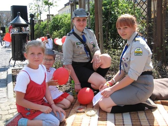 Druhny Oliwia i Marta prowadziły w środę, z okazji Dnia Flagi zabawę z dziećmi: Oskarem i Malwinką