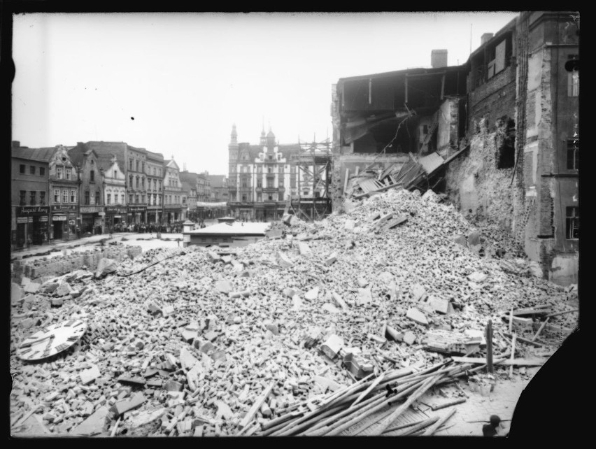 Rynek w Opolu po zawaleniu się wieży ratusza 14 lipca 1934...