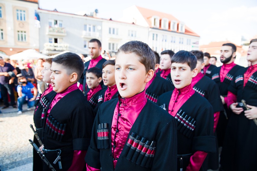 Podlaska Oktawa Kultur 2017. Kolorowa parada na Rynku...