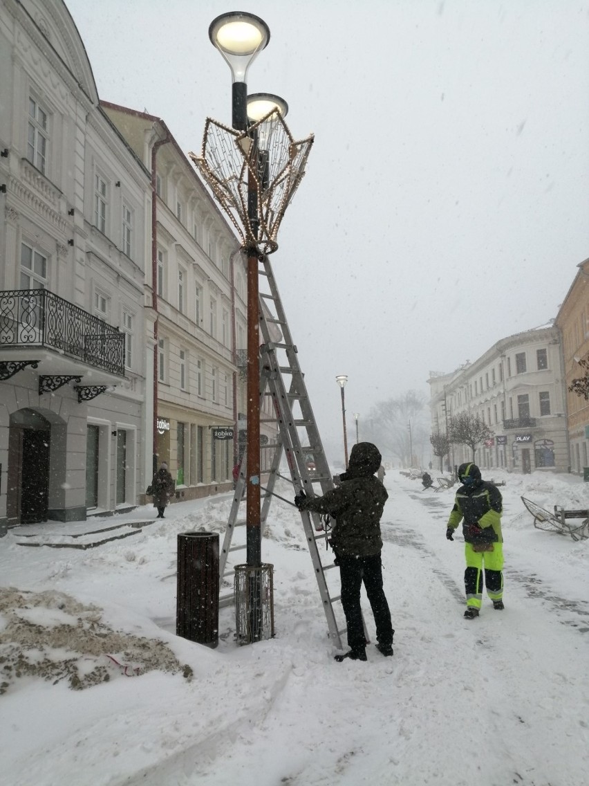 Ulice Lublina trochę mniej kolorowe. Znikają iluminacje bożonarodzeniowe 