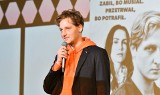 Pokaz specjalny filmu „Mój dług” i spotkanie z Bartoszem Sakiem odbyło się w Kozienickim Domu Kultury - zobacz zdjęcia