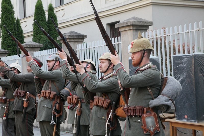 Piknik historyczny przed łódzką katedrą [zdjęcia]