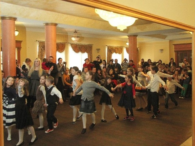 Obowiązkowym punktem przeglądu był występ. Młodzi tancerze pokazali swoje umiejętności.