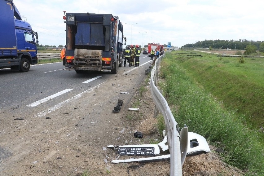 Wypadek z udziałem śmieciarki na S8 pod Wrocławiem (ZDJĘCIA)