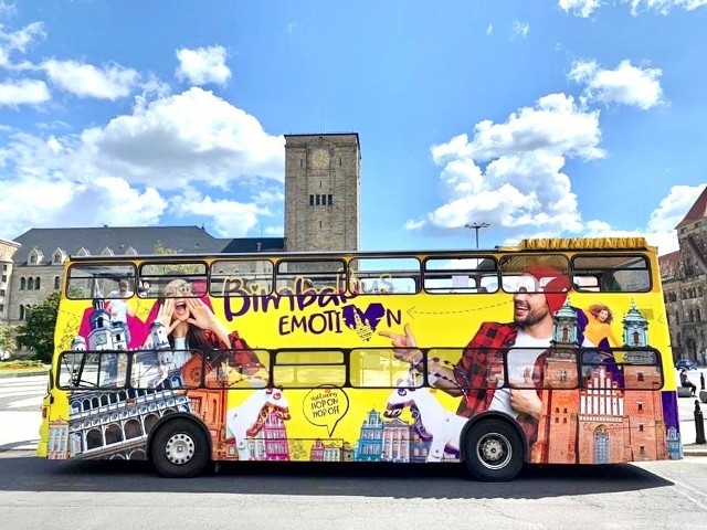 Tego lata turyści mogą zwiedzać Poznań żółtym, dwupiętrowym autobusem z odkrytym dachem. Dodatkową atrakcją są organizowane na jego pokładzie szybkie randki.