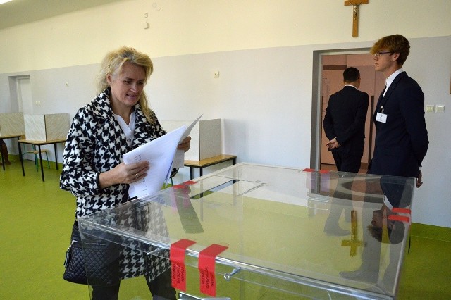Wybory parlamentarne 2023 w Stalowej Woli. Zobacz więcej na kolejnych zdjęcicach.