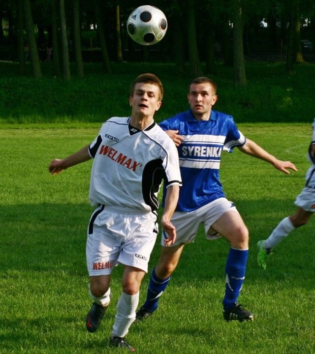 Piłkarze Syrenki Roźwienica pokonali Pogórze Rokietnica 2-1.