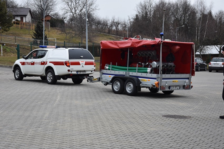 Gorlice. Komenda straży pożarnej dostała nowy sprzęt. Jest wart trzysta tysięcy złotych. Oczkiem w głowie strażaków jest przyczepa z pompą