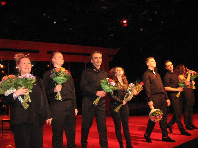 Finał premiery- kwiaty dla aktorów.