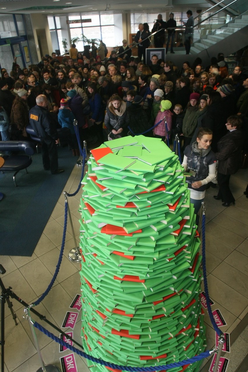 Rozbieranie choinki z książek w Bibliotece Śląskiej [WIDEO + ZDJĘCIA]