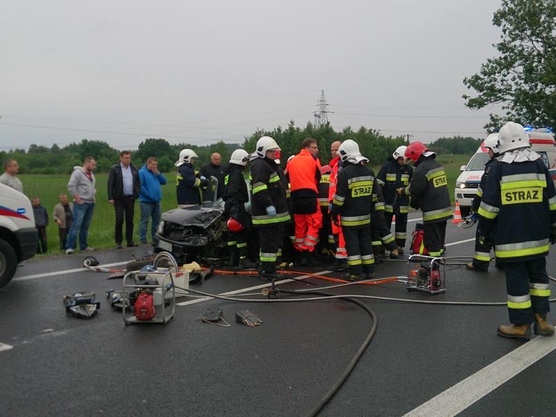 Czołowe zderzenie opla i forda. Dwie osoby w szpitalu