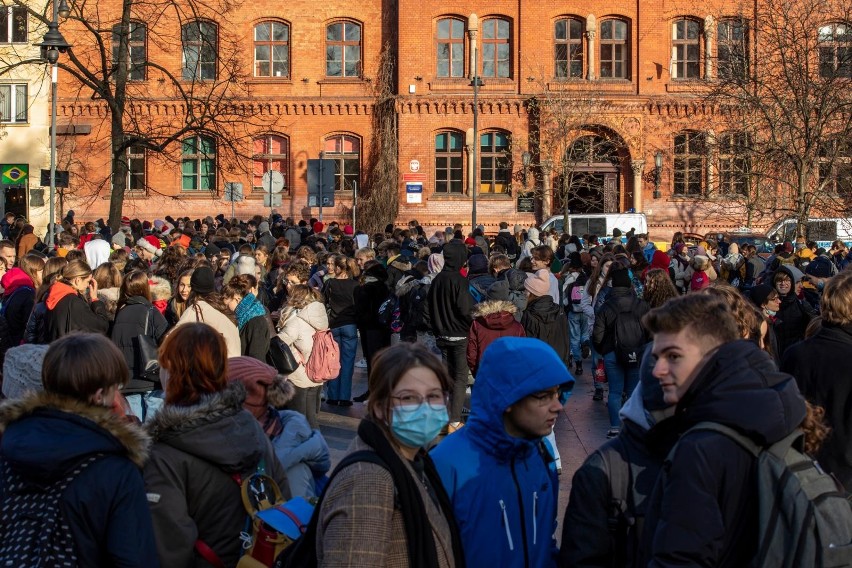 Policjanci i saperzy udali się na miejsce zdarzenia, gdzie...