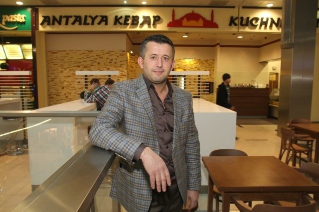 Turan Bingol, właściciel restauracji Antalya Kebap zaprasza na dania kuchni tureckiej.