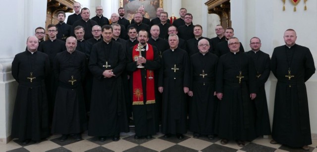 Historyczne zdjęcie na Świętym Krzyżu - są na nim wszyscy Misjonarze Oblaci Mary Niepokalanej pracujący na Ukrainie i w Rosji.