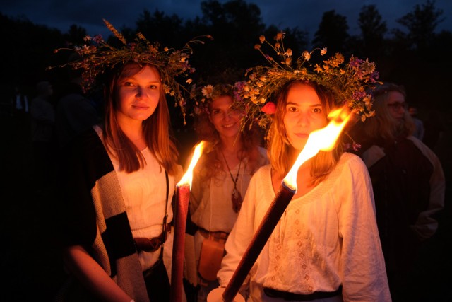 W sobotę w Wiosce Fantasy w Kuńkowcach koło Przemyśla, odbyła się Noc Kupały - słowiańskie święto ognia, wody, słońca i księżyca, urodzaju, płodności, radości i miłości. Puszczano wianki na Sanie i rozpalono ogromne ognisko.