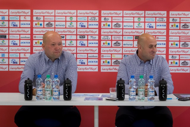 Na przedsezonowej konferencji prasowej w siedzibie klubu na Słowiańskiej, od lewej: trener Adam Góral i prezes Szymon Kowalik.