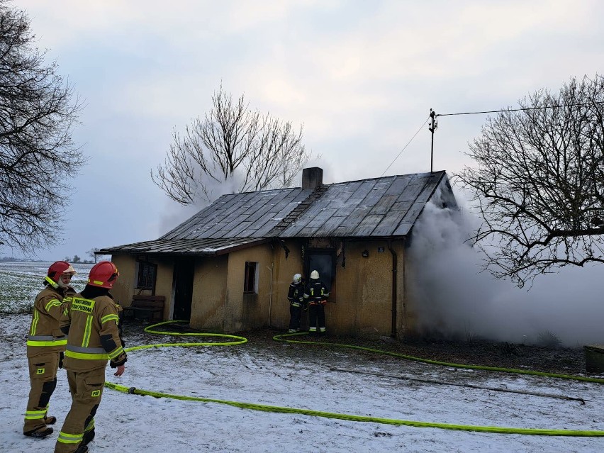 Pożar domu w Stolnie w powiecie chełmińskim. Jedna osoba została ranna