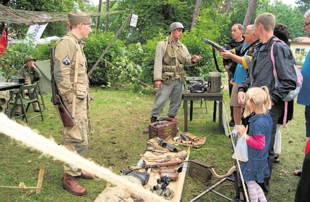 Festyn przyciąga co roku do Dziwnowa miłośników militariów, historii, zrekonstruowanej broni. Chętnie wysłuchują opowieści pasjonatów, którzy swojemu hobby poświęcają mnóstwo czasu