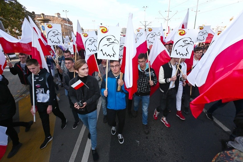 Radosna Parada Niepodległości przeszła przez Wrocław [ZDJĘCIA]