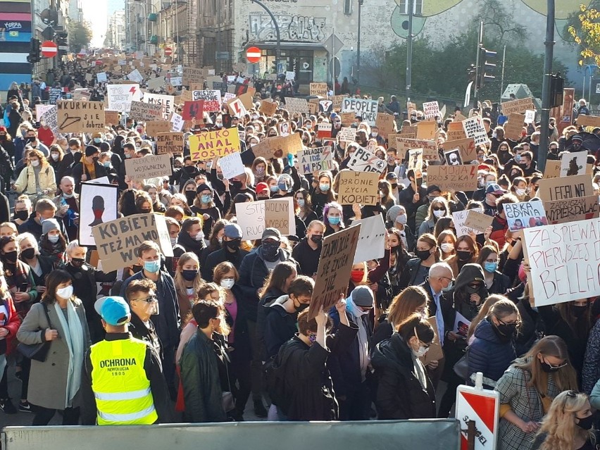 Protest kobiet w Łodzi. [28.10.2020] Dziś wiele kobiet nie poszło do pracy. Kilkanaście tysięcy osób manifestowało dziś w Łodzi! ZDJĘCIA