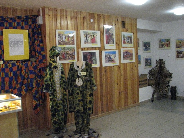 Na wystawie można zobaczyć nie tylko obrazy, ale też przedmioty ludów afrykańskich.