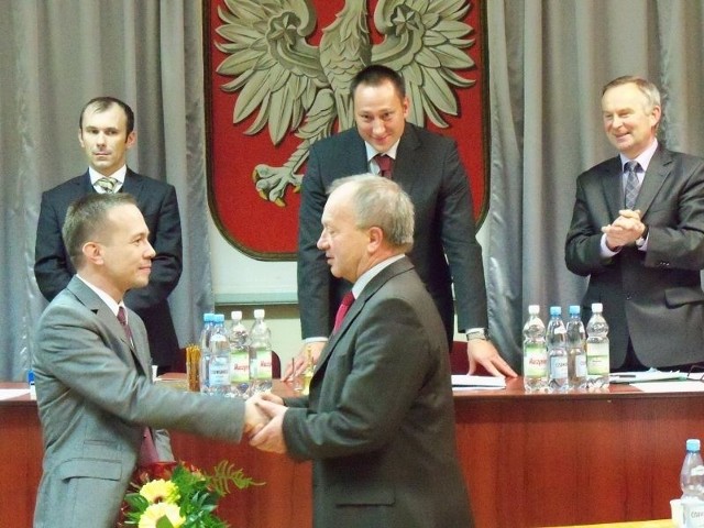 Miłe złego początki. Na inaugurację kadencji Maciej Sonik (z lewej) podziękował ustępującemu staroście Albertowi Masze i zaproponował mu nawet stanowisko wicestarosty. Na tym kurtuazja  się skończyła.