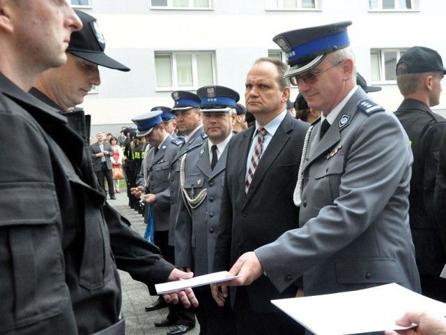 Nadinsp. Ryszard Wiśniewski, komendant lubuskiej policji (pierwszy z prawej), wręcza akty ślubowania nowym funkcjonariuszom.