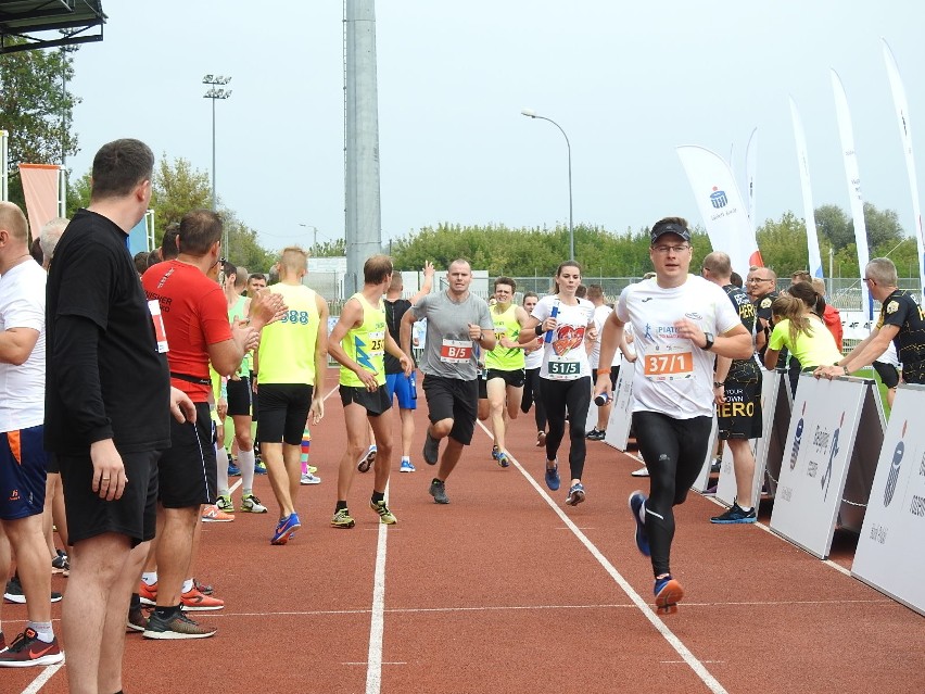 Łomża. 4. edycja PKO Bieg Charytatywny na stadionie. Pomagali z każdym krokiem i pokonywali rekordy [ZDJĘCIA, WIDEO]