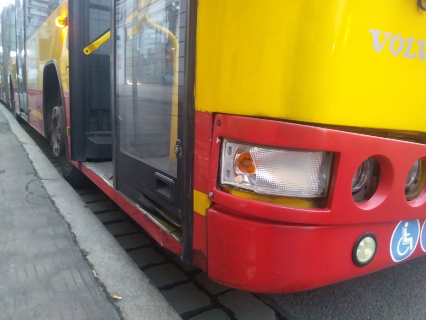 Według relacji kierowcy autobusu, młoda kobieta kierująca...