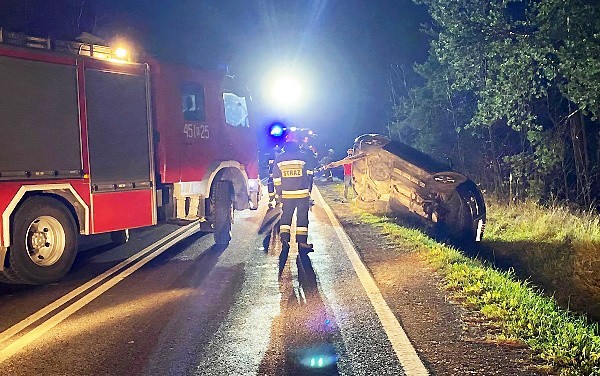 Kasina Wielka. Nocne dachowanie samochodu. Strażacy w akcji