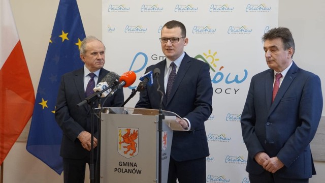 Na konferencji prasowej w gminie Polanów podsumowano wyniki naboru do programu „Cyfrowa Gmina”. Komputery trafią do dzieci z rodzin byłych pracowników PGR.