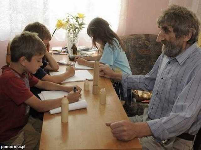 na zdjęciu z dziećmi: Mateuszem, Dawidem i Laurą