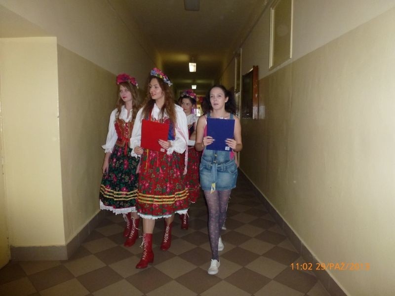 Weronika, Agata i Olga z jabłkami