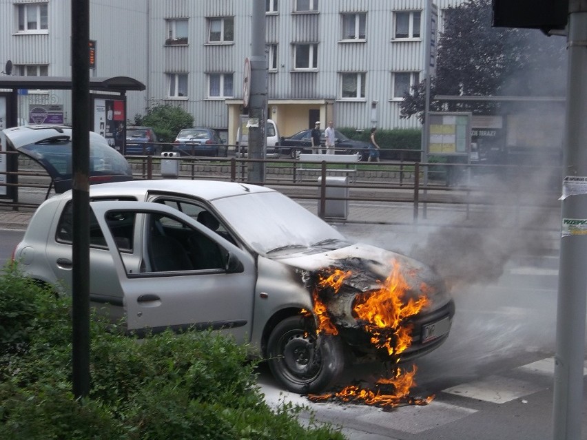 Wrocław: Auto w płomieniach na skrzyżowaniu Pomorskiej i Dubois (FILM, ZDJĘCIA)