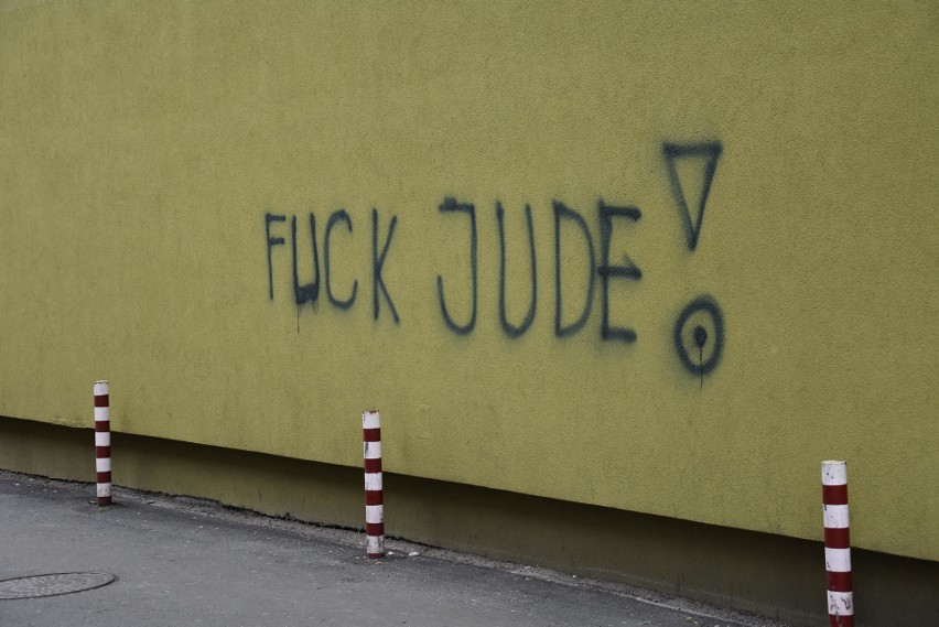 Antysemityzm w Rybniku - obraźliwe napisy na murze przy...