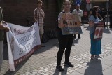 Przed szpitalem na Polnej odbyły się dwa protesty jednocześnie - przeciw i w obronie aborcji